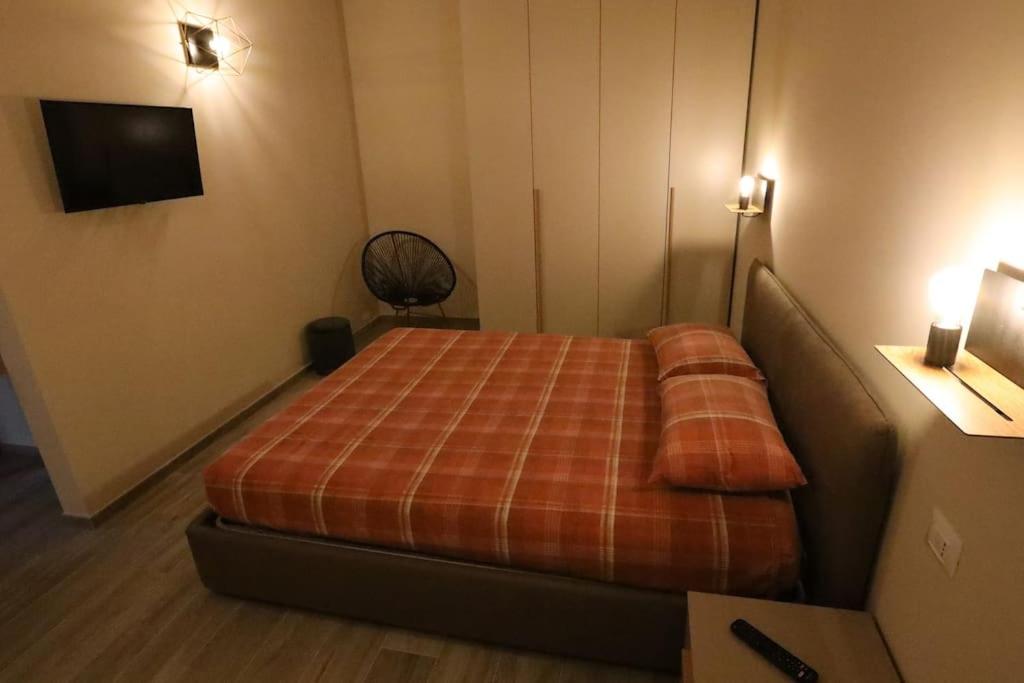 Camera da letto, con armadio 4 ante, comodini, TV, Wifi e USB