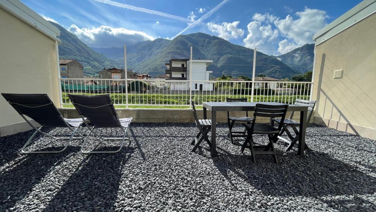Patio esterno attrezzato con Tavolo, 4 Sedie e 2 Sdraio.