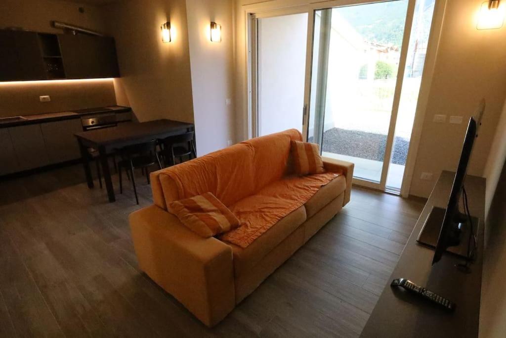 Divano, Tavolo, cucina, Tv