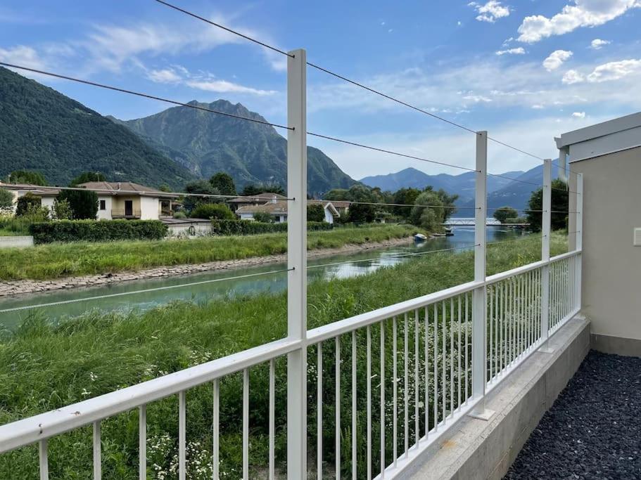 Patio esterno attrezzato con Tavolo, 4 Sedie e 2 Sdraio.